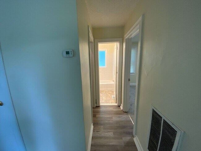 Building Photo - Charming 4 bd, 2 bth with 2 room Master Suite