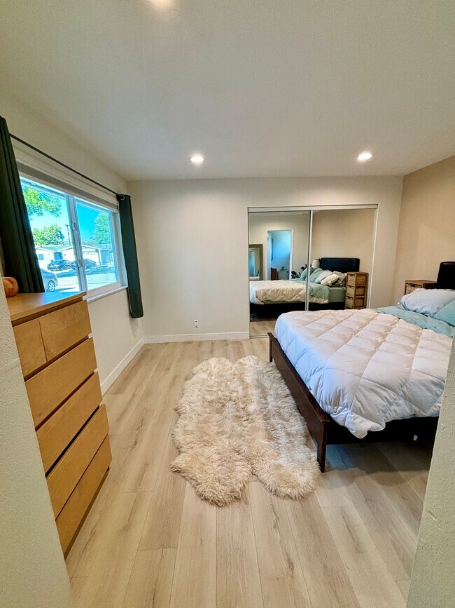 Building Photo - 1333 Currant Ave