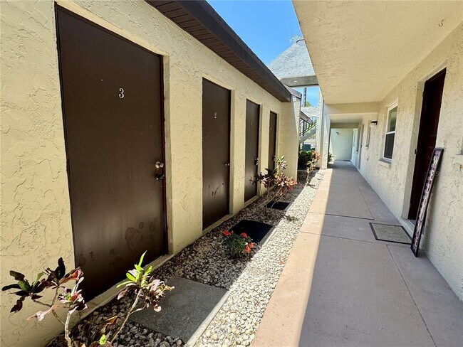 Building Photo - 1100 E Bay Dr