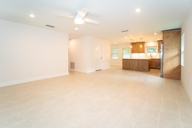 Building Photo - 22 1/2 Fancher Ct