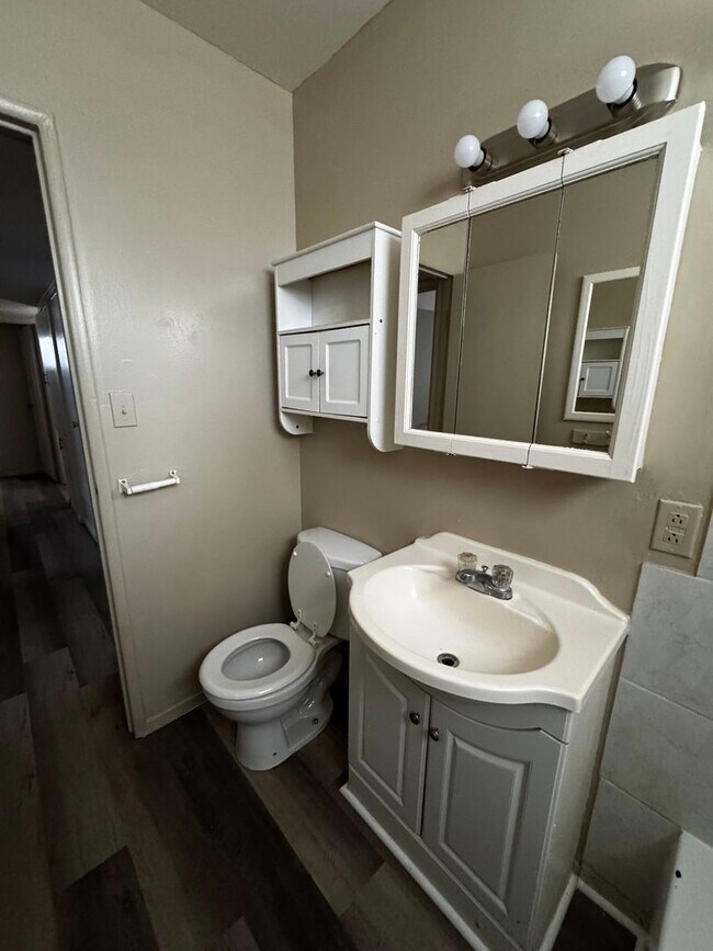 Building Photo - Charming and spacious Needles HOME