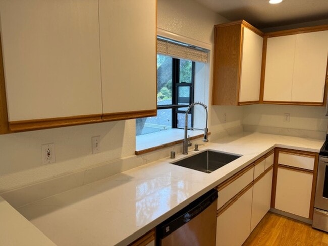 Building Photo - Wonderful 2 story condo in Ashford Ct-Detached 1 car garage, both bedrooms with attached bathroom...