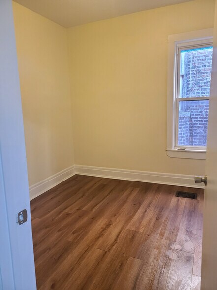 Building Photo - 611 E 75th St