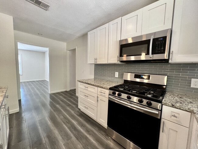 Building Photo - 3500 Loyola Ln