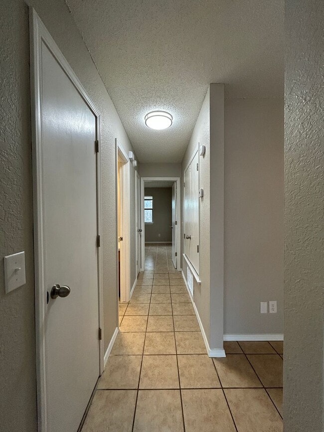 Building Photo - Minutes from Downtown Rogers – 2 Bed Apart...