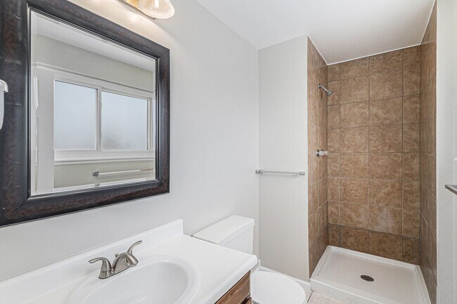 Building Photo - 3 bedroom 2.5 bathroom in Heather Ridge!