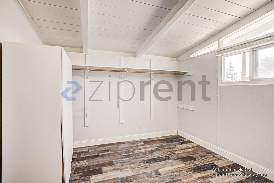 Building Photo - Unit