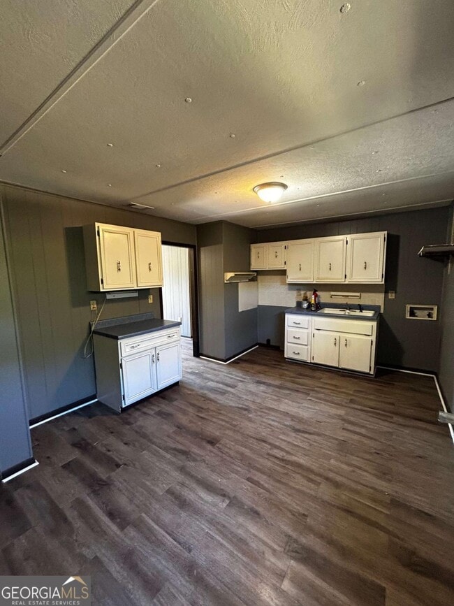 Building Photo - 2891 Village Green Dr