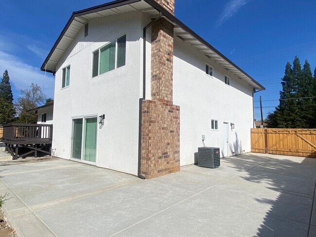 Building Photo - RECENTLY RENOVATED 4 BED, 2.5 BATH HOME ON CORNER LOT
