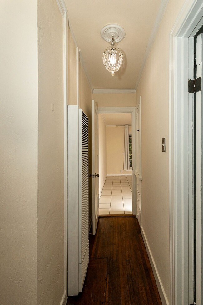 Building Photo - Warm & Welcoming Home Near Melrose with Room to Live, Work & Create