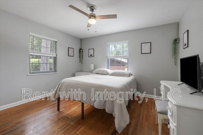 Building Photo - 1917 Sharon Rd