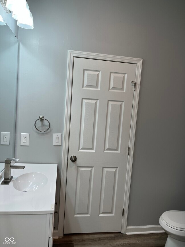 Building Photo - 838 N Temple Ave