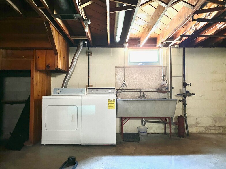 Building Photo - 3860 S Whitnall Ave