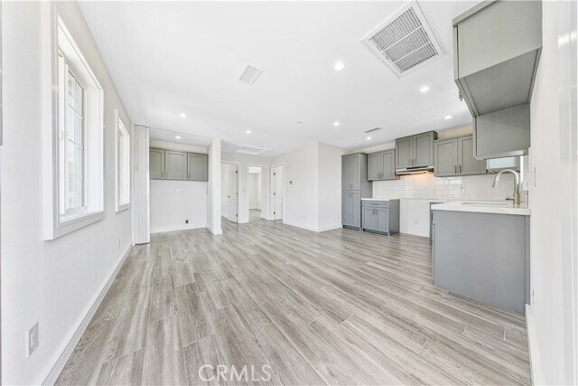 Building Photo - 5833 Glady St