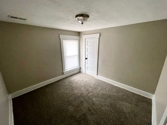 Building Photo - Spacious 3Bd; 1Ba Single Family Home