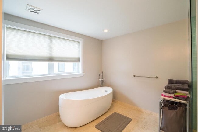 Building Photo - 2520 Kimball St