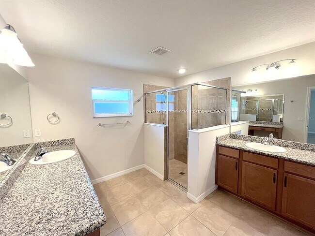 Building Photo - 9 Raemond Ln