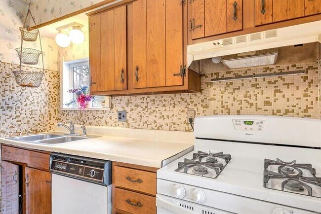 Building Photo - Fantastic 3bd/2ba home! Coming soon!