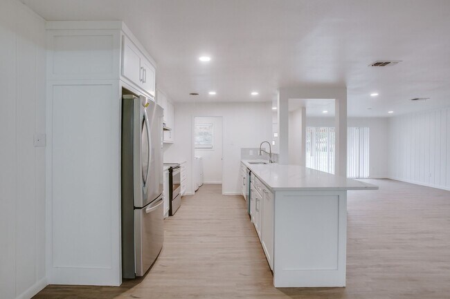 Building Photo - Pre Leasing for Fall 2026! 4/3 in Medical District