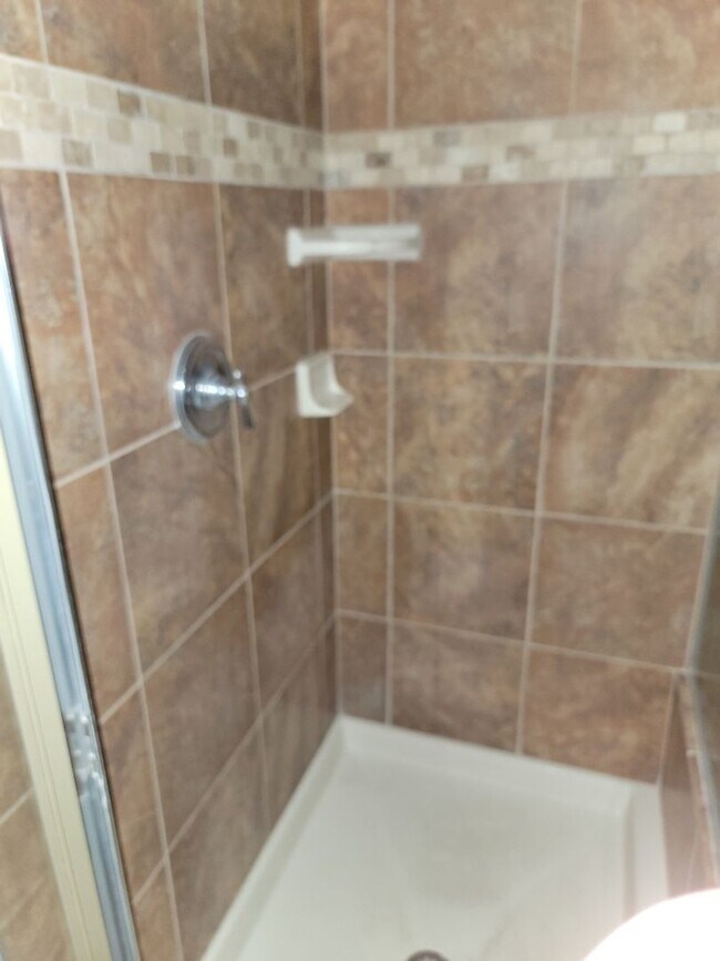Building Photo - 3 Bedroom / 3 Bathroom - Tidelands