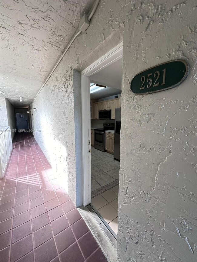 Building Photo - 10000 NW 80th Ct