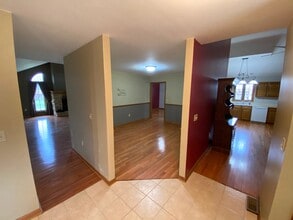 Building Photo - 558 Beachview Dr