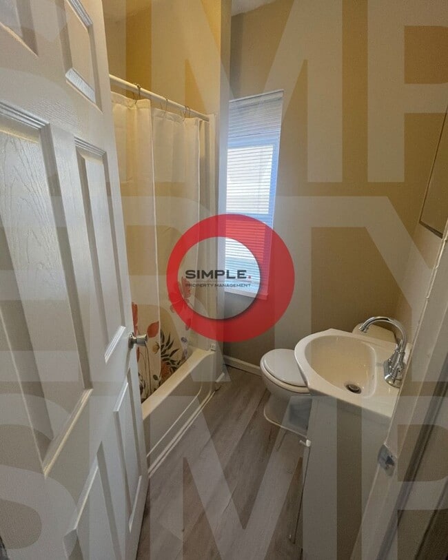 Building Photo - Great space & Location!