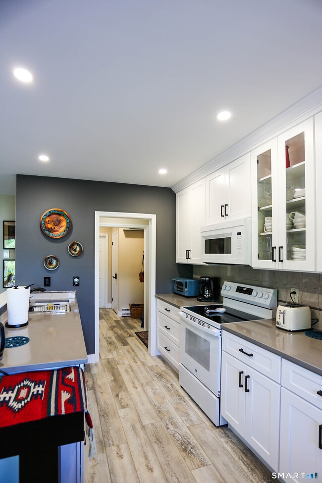 Building Photo - 36 Turn of River Rd