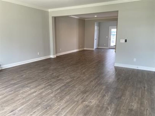 Building Photo - Beautiful New Townhouse in the Heart of Mu...