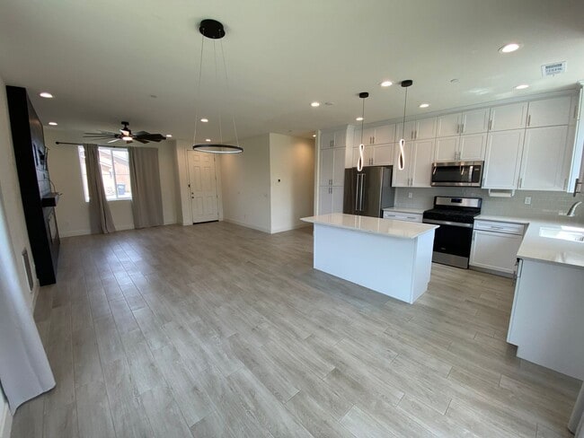 Building Photo - Charming home located in Arbor Gates community. Coming soon!