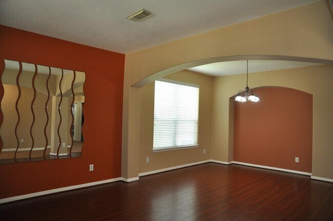 Building Photo - 2222 Drake Falls Dr