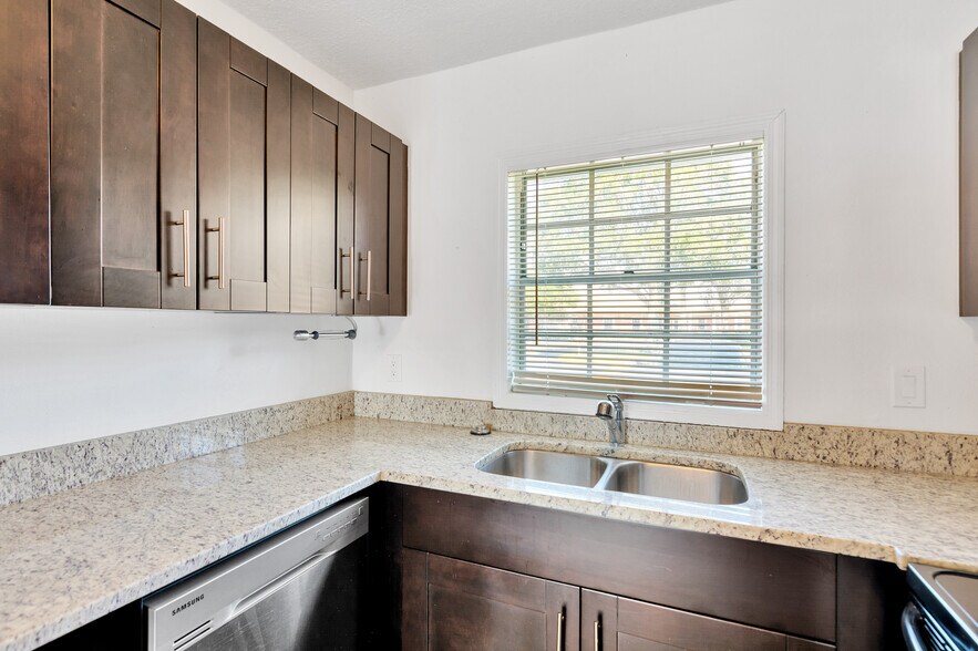 Building Photo - 3743 Pompano Dr SE