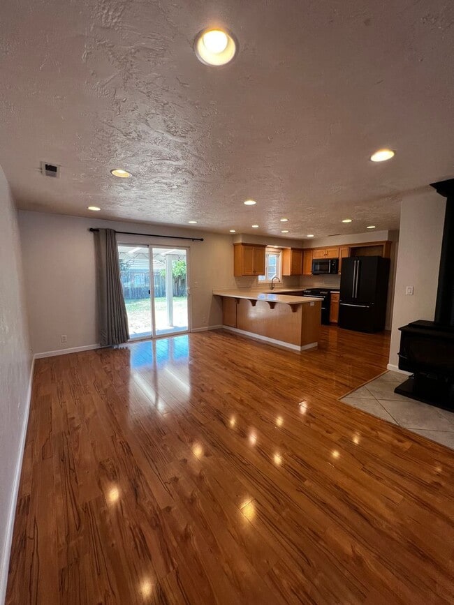 Building Photo - 4-Bedroom 3-Bathroom house with attached 1 bedroom apartment