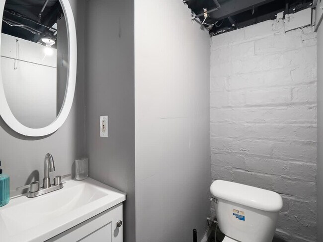 Building Photo - 2010 Chesterland Ave