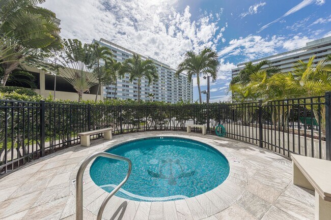 Building Photo - 2/2 Condo with 1 parking in Pool Community
