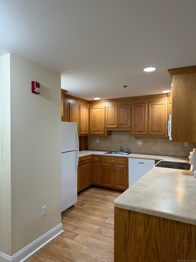 Building Photo - 380 Main St