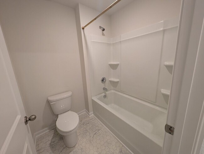 Building Photo - Spacious 2 story, 5 bedroom, 3 bath Home located in Secrest Commons Community!