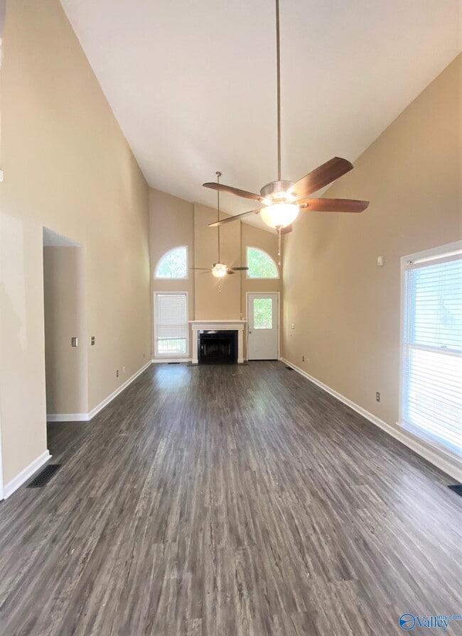 Building Photo - 523 Farmingdale Rd SE