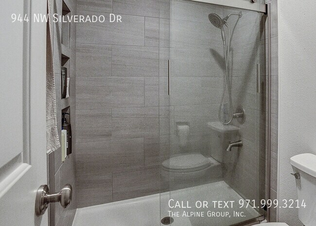 Building Photo - 944 NW Silverado Dr
