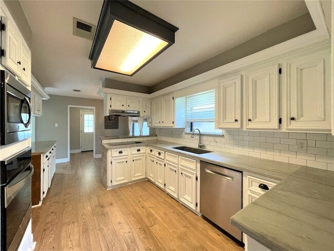 Building Photo - 22907 Provincial Blvd