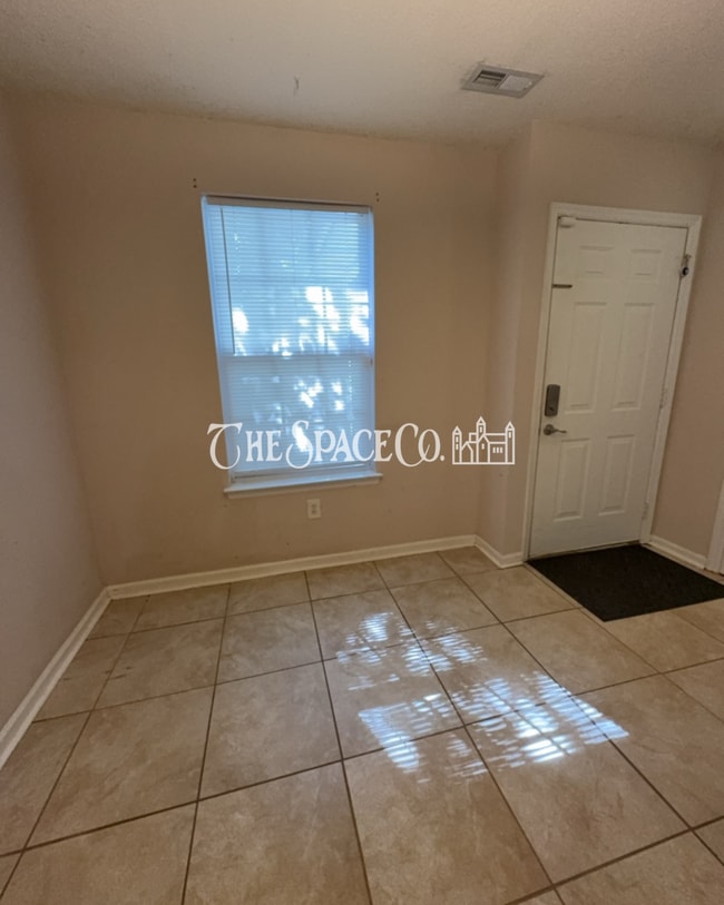 Building Photo - "Charming 2-Bedroom Retreat with 2 Full Baths on Vermont Road!"
