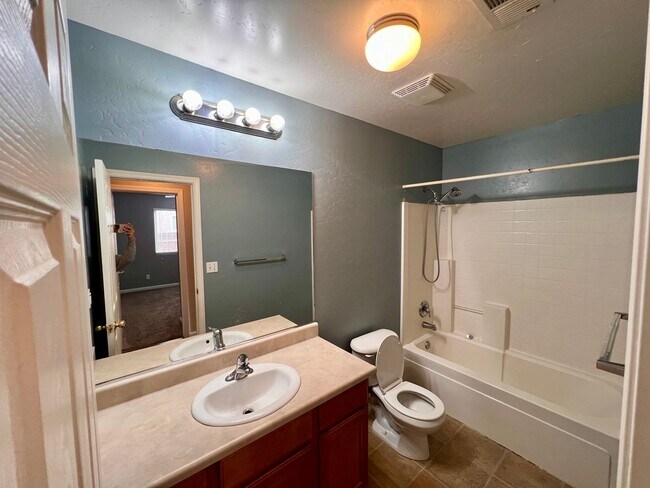 Building Photo - $2,295 Fowler & Ashlan, 4 bedroom - E Hamp...