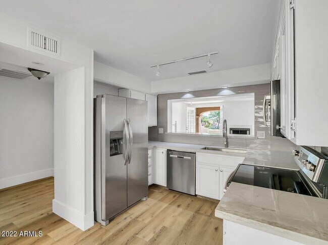 Building Photo - 6125 N 28th Pl