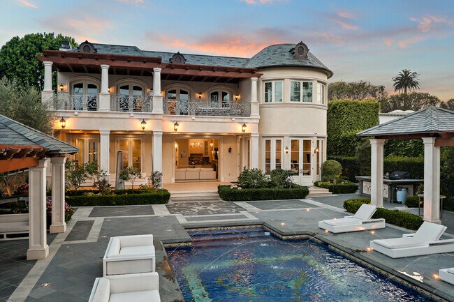 Building Photo - 718 N Rodeo Dr