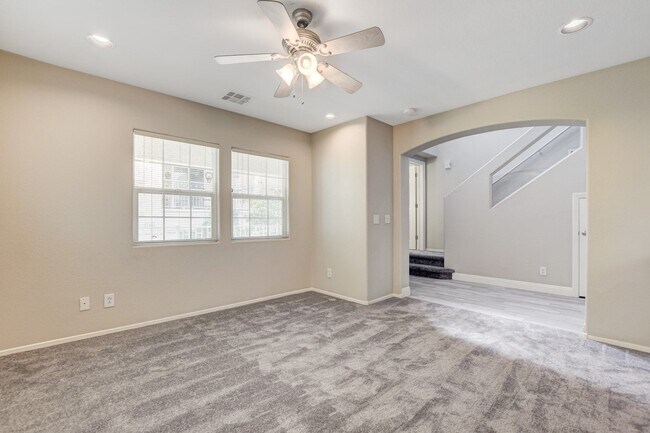 Building Photo - Beautiful 2 Story, 3 Bedroom Home Northwest!