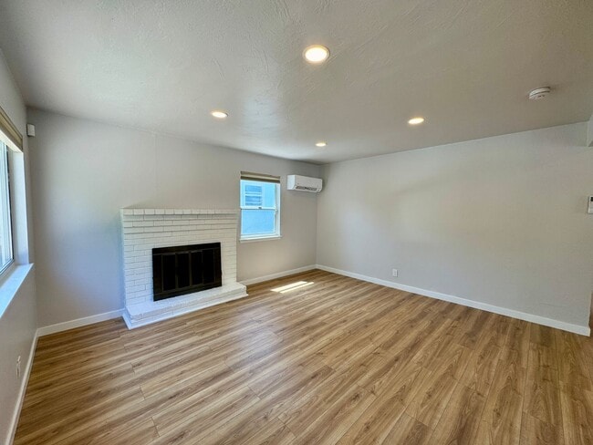 Building Photo - Adorable Newley Remodeled Home Available Now in Sacramento!
