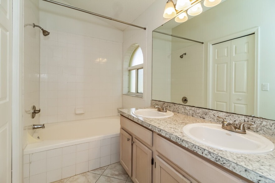 Building Photo - 996 Maple Ct
