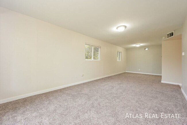 Building Photo - 1092 Worchester St