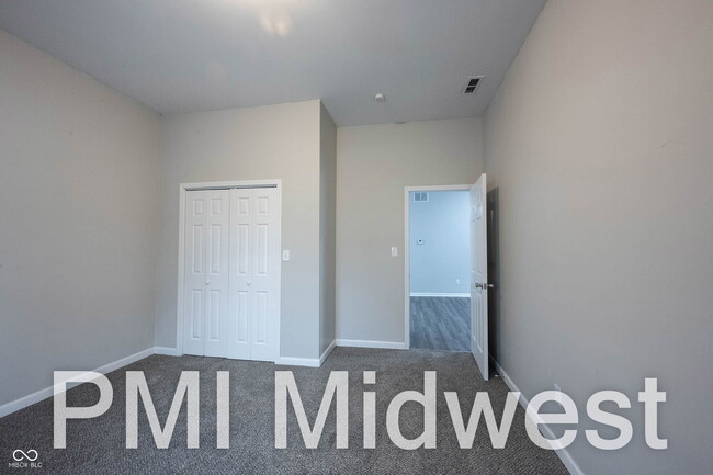 Building Photo - 925 N Sheffield Ave