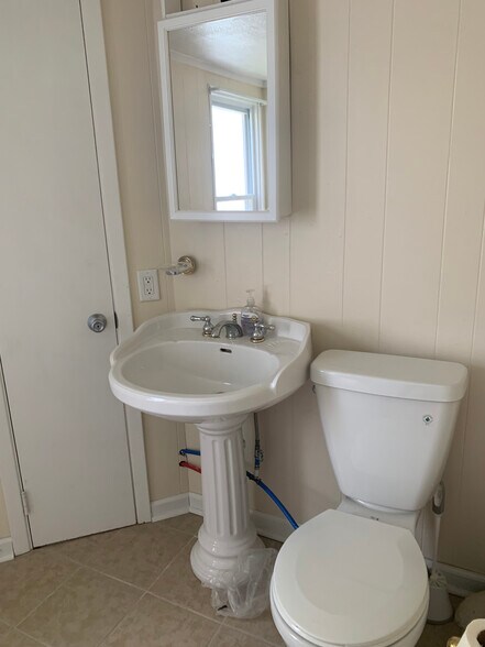 bathroom - 445 Westminster Ave